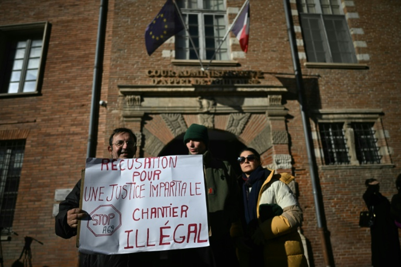 Des opposants à l'autoroute A69 manifestent devant la cour administrative de Toulouse qui examine une demande de récusation visant certains magistrats, le 28 novembre 2025 © Lionel BONAVENTURE