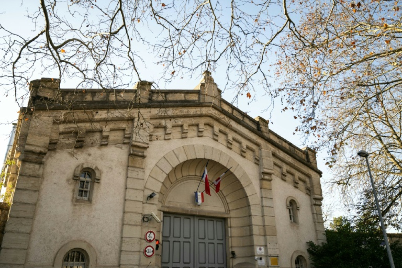 L'entrée de la prison de Dijon, d'où se sont évadés deux détenus en détention provisoire, le 27 novembre 2025 en Côte d'Or © ARNAUD FINISTRE