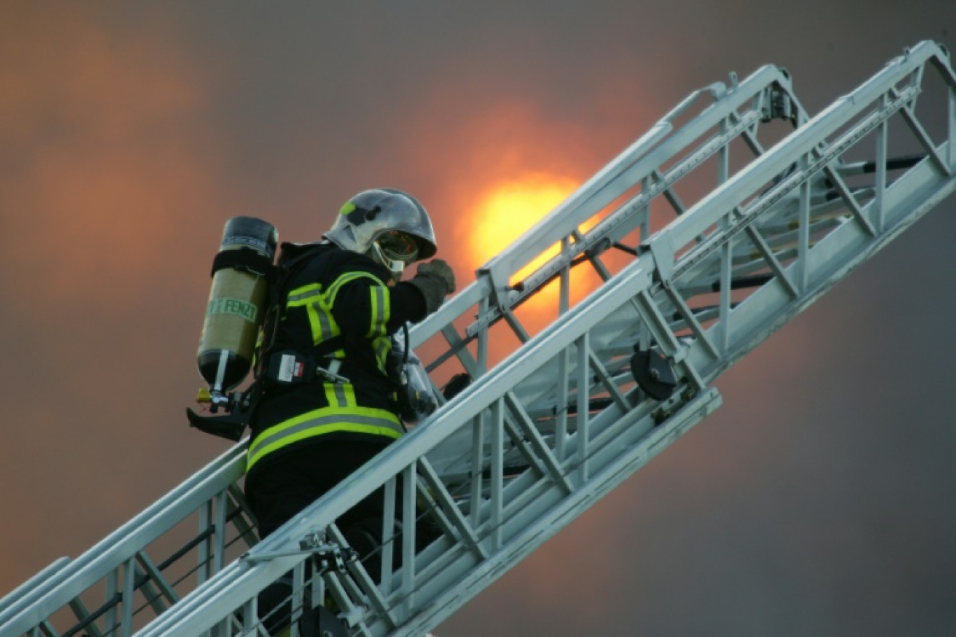 Des pompiers interviennent sur le bâtiment où s'est déclaré dans la nuit un incendie mortel à Neuves-Maisons, en Meurthe-et-Moselle, le 30 novembre 2025 © Jean-Christophe VERHAEGEN