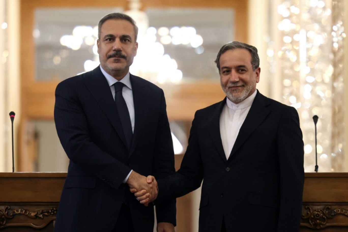 Le ministre iranien des Affaires étrangères, Abbas Araghchi (d), et son homologue turc Hakan Fidan lors d'une conférence de presse à Téhéran, le 30 novembre 2025 © ATTA KENARE