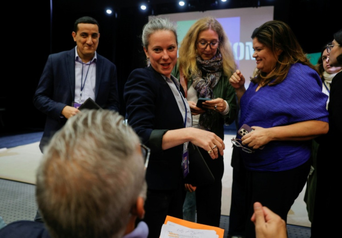 Le député Alexis Corbière (vu de dos), Lucie Castets (centre), le maire de Trappes Ali Rabeh (gauche) et l'avocate Raquel Garrido (droite) à Trappes le 15 novembre 2025. © GEOFFROY VAN DER HASSELT