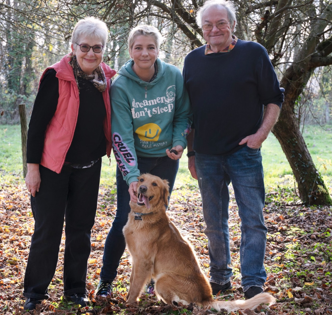 © Laurence Deleau -  Lydie, Lise et Marc Billon, secondés par leur Golden, Taïga