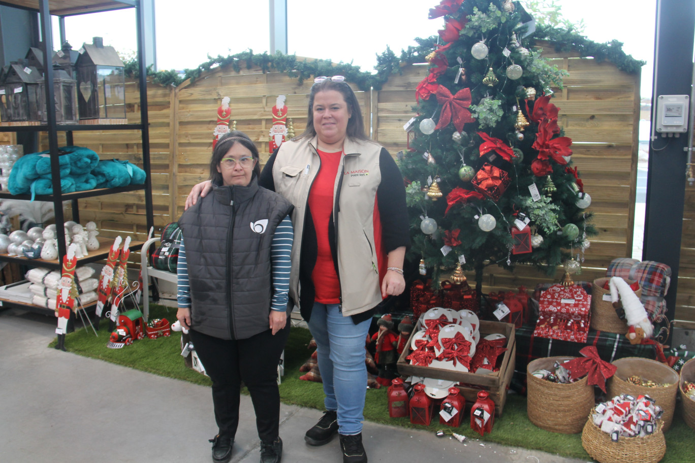 © Emmanuel Varrier. Marilène Henry et Laurie Chaomleffel, collègues d’un jour à la Maison Point Vert de Saint-Nicolas-de-Port à l’occasion de l’opération DuoDay menée par l’AEIM en Meurthe-et-Moselle.