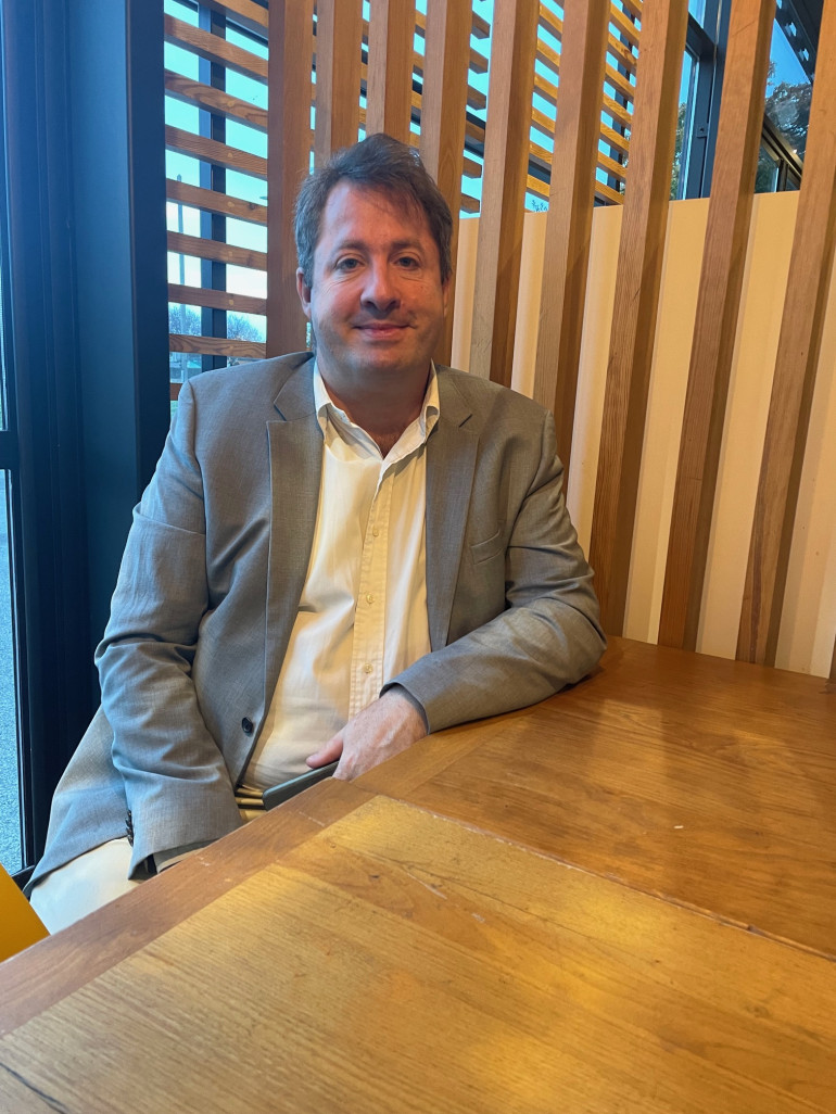 Florentin Blanchard est consultant en énergie dans la Somme pour des entreprises qui souhaitent faire des économies d'énergie. Il a créé Eco Gaz Electricité en janvier 2024 et propose plusieurs services.