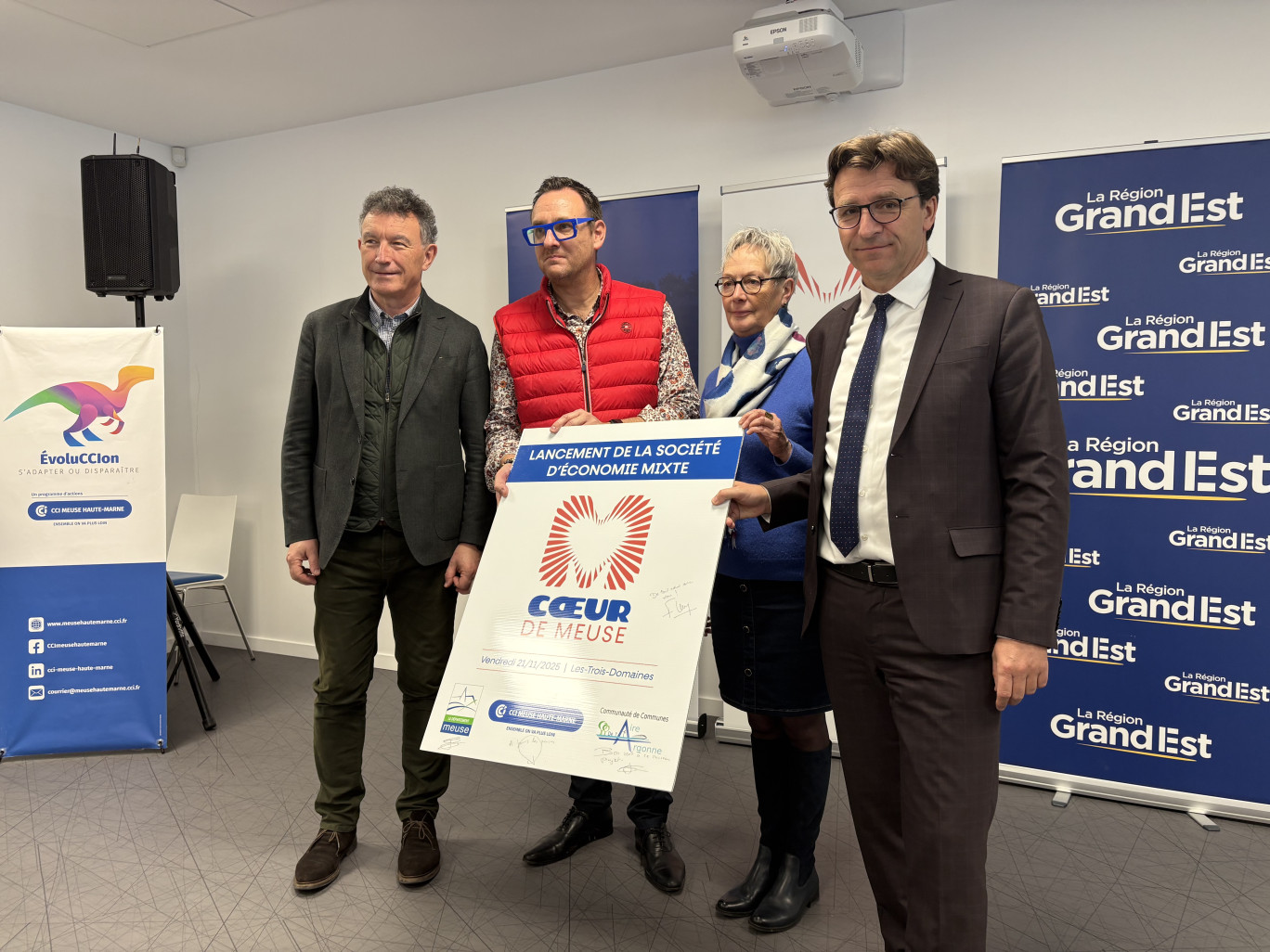 © Alexandra Marquet. Franck Leroy, le président de la Région, Richard Papazoglou, le président de la CCI Meuse Haute-Marne, Martine Aubry, président de la Communauté de Communes de l'Aire à l'Argonne et Jérôme Dumont, le président du département réunis autour de la signature de la SEM.