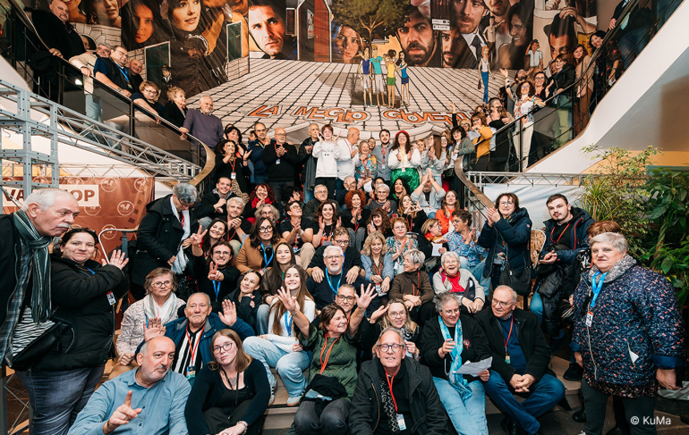 La dernière soirée de la 48e édition du festival qui s’est terminée par la traditionnelle descente des marches des derniers spectateurs. © KuMa.