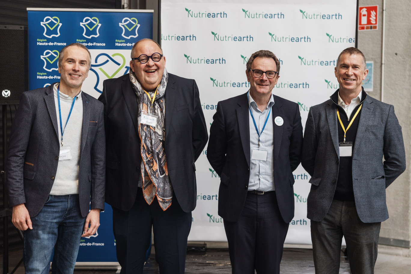 Jérémy Defrize, co-fondateur de Nutriearth ; Philippe Beauchamps, vice-président de la Région Hauts-de-France en charge des relations aux entreprises, de l’emploi et de la formation professionnelle. ; Frédéric Motte, conseiller régional délégué à la transformation économique régionale et président de la mission Rev3 ; et Jeremy Burks, CEO de Nutriearth. © Maxime Decarsin