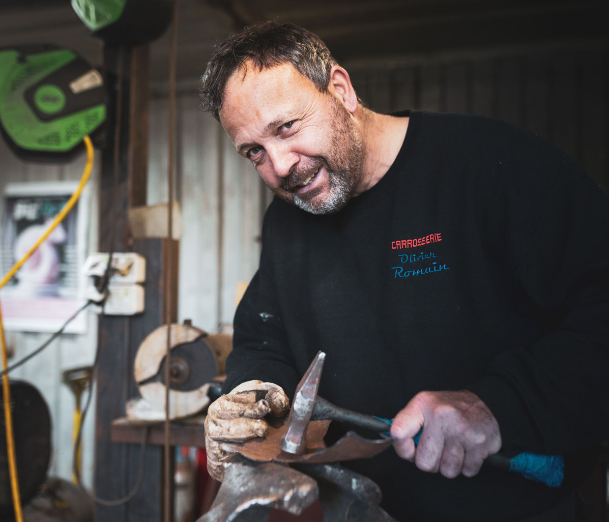 © Johann Marin-Thiery. Après trente ans de carrosserie, dont dix avec sa propre affaire, Olivier Romain travaille toujours la tôle mais autrement.