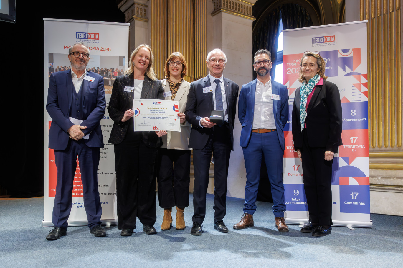 Gérard Gourvil, conseiller communautaire et adjoint au maire (au centre) s’est vu remettre ce prix. ©VincentEvrat