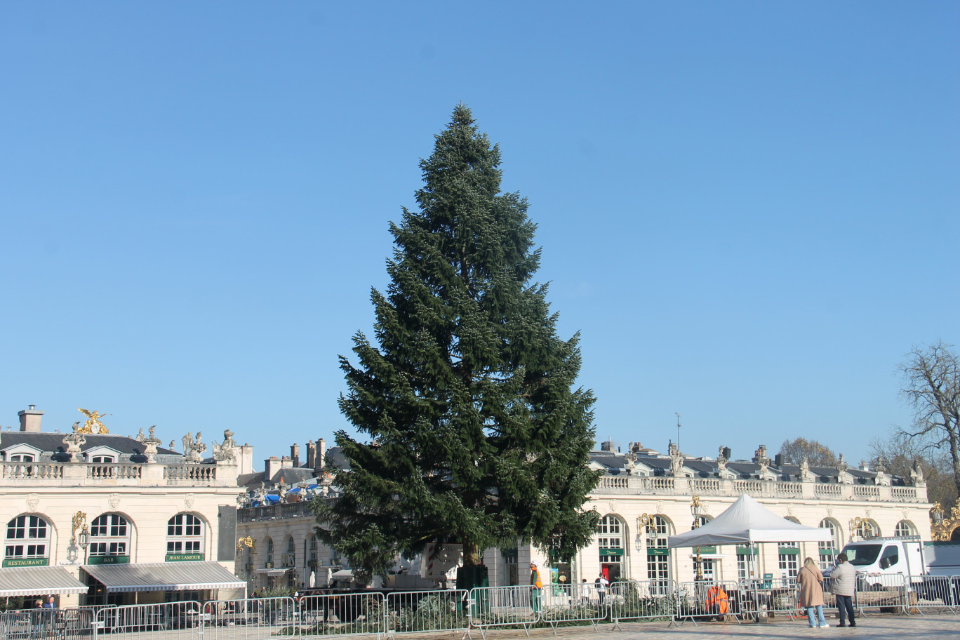 © Emmanuel Varrier. Le sapin des fêtes de fin d’année à Nancy va recevoir ses premières décorations cette semaine. 120 motifs Art déco sont annoncés. 