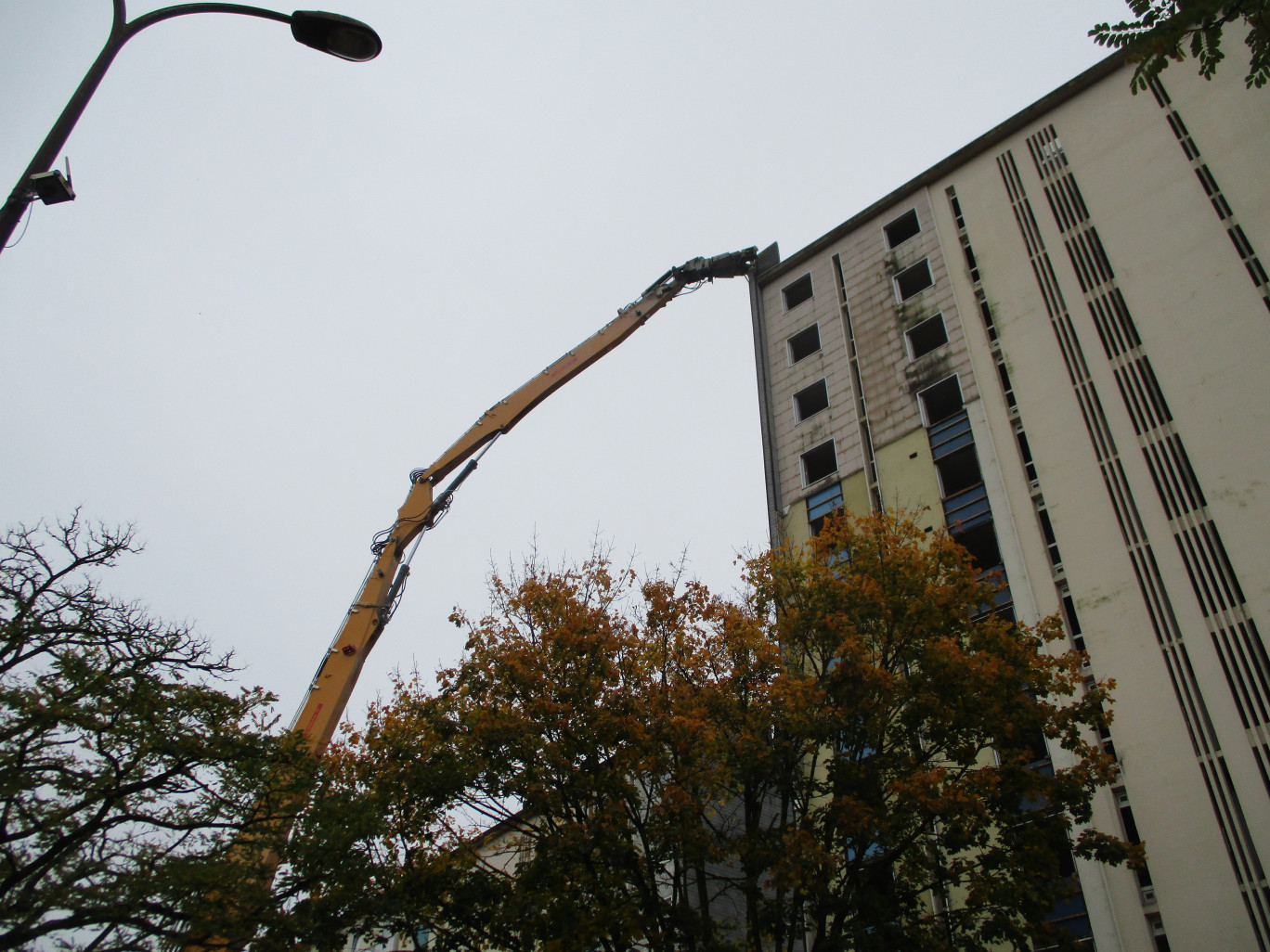 Le premier coup de godet a marqué symboliquement le lancement du chantier de déconstruction de l’immeuble Marconi. 