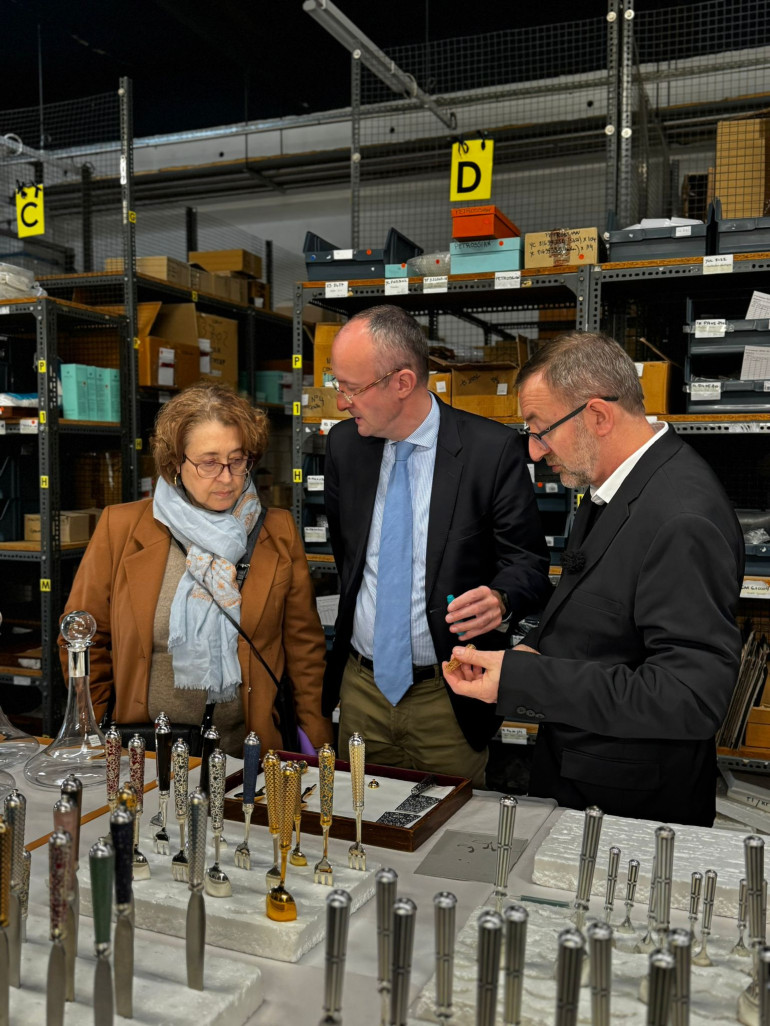 Jean-Marie Caillaud, au centre, a visité la Maison Ercuis lors de la remise officielle du label Entreprise du Patrimoine Vivant.  © Préfecture de l’Oise