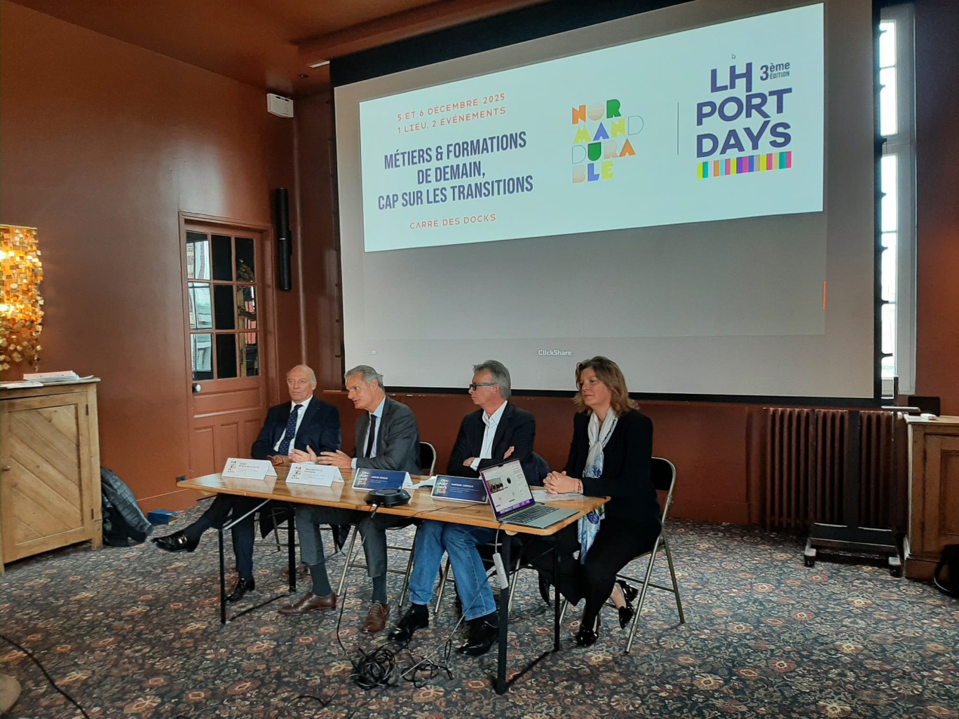 De gauche à droite : Hubert Dejean de la Batie, Vice-président de la Région Normandie, en charge de la transition environnementale et énergétique, Jean-Baptiste Gastinne, Vice-Président de la Communauté Urbaine Le Havre Seine Métropole en charge du développement économique et du tourisme, Hervé Bonis, Président de l'Union Maritime et Portuaire du Havre, Karine Leroux, Présidente de la commission enseignement/Formation de l'Union Maritime et Portuaire du Havre .