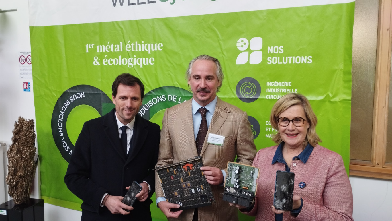 De g. à dr. : le ministre Mathieu Lefevre, Serge Kimbel, PDG de Weeecycling, et la députée Marie-Agnès Poussier-Winsback lors de l'inauguration de la nouvelle ligne de production. © Aletheia Press / B.Delabre