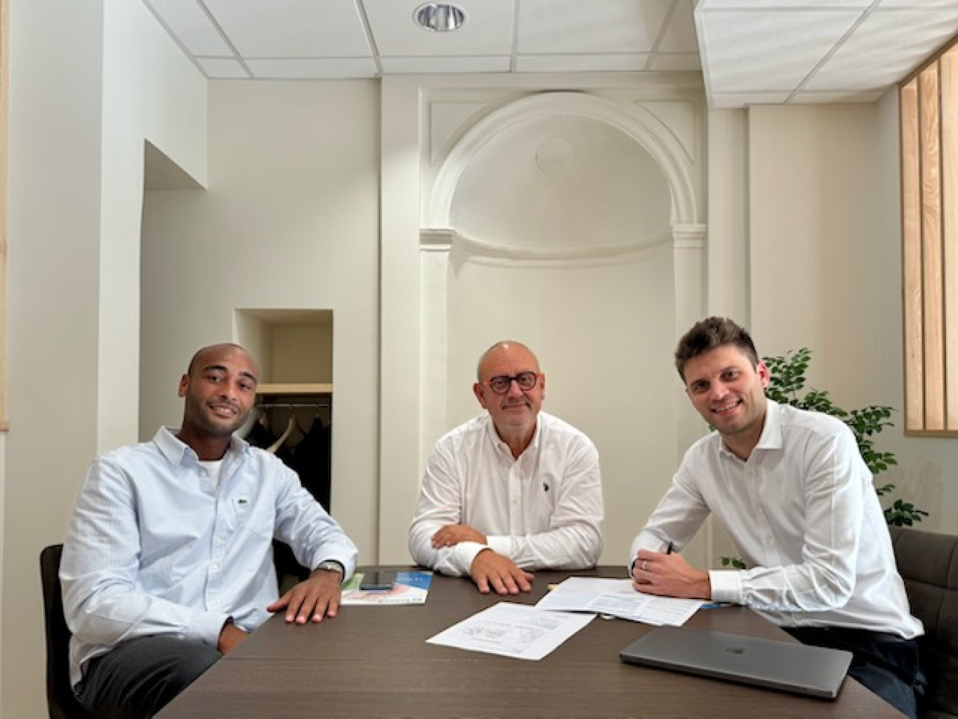 Tobias Badila (à gauche) et Bastien Braud, en compagnie de Vincent Gibelin (au centre), fondateur du réseau d’agences Univers Viager. © Univers Viager