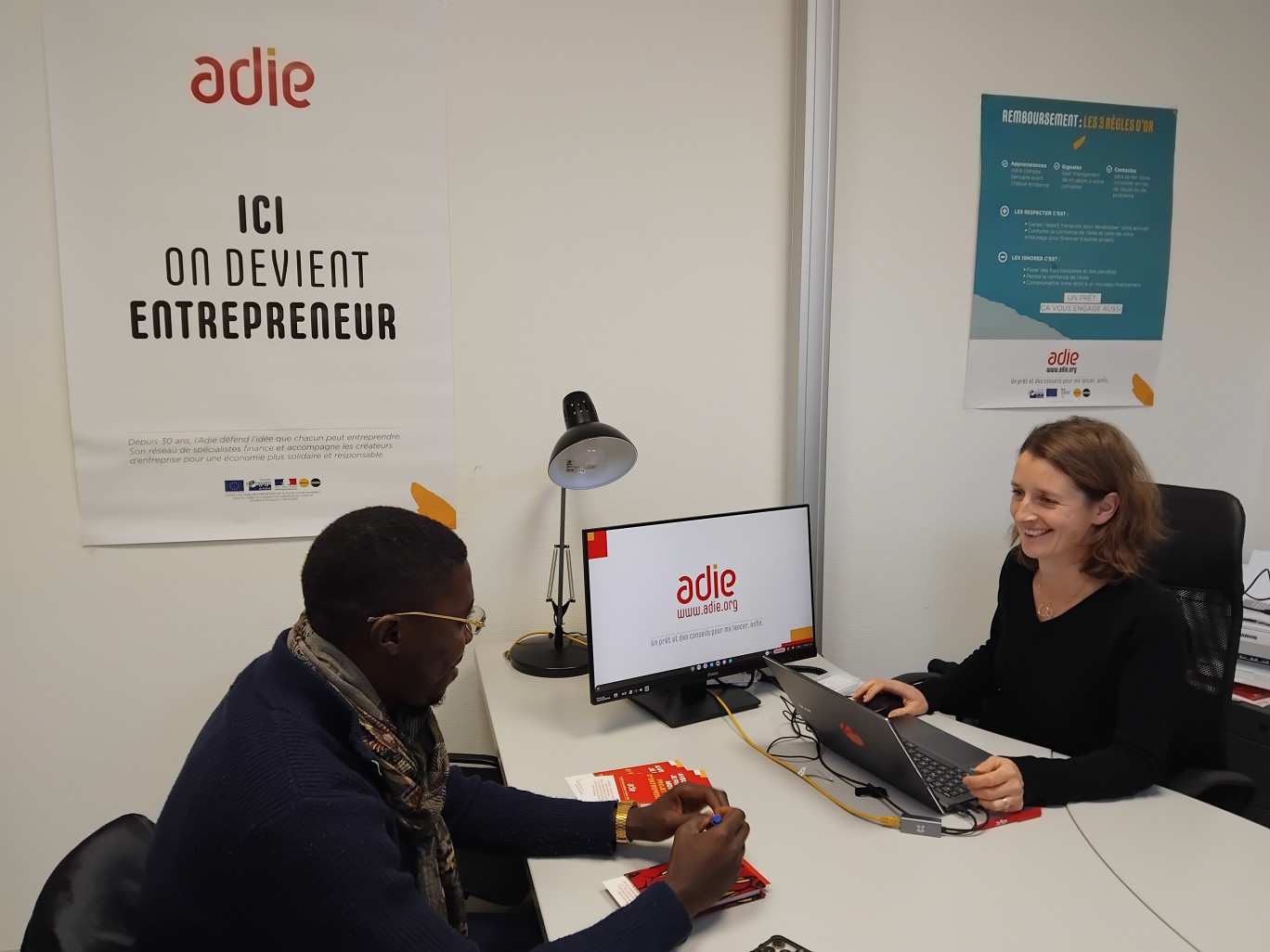 Delphine Mermet, conseillère à l’Adie, accueille les créateurs d’entreprise dans la nouvelle antenne de Mâcon. © Adie