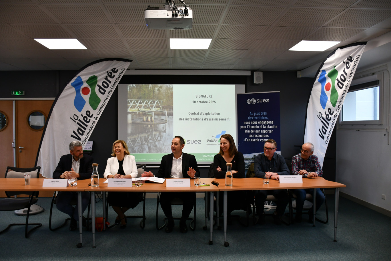  (de dr à g.), Sylvie Barbon Leroy, Laurent Isoré directeur agence Oise-Nord-Ile-de-France de Suez Eau, Olivier Ferreira, Laëtitia Coquelle, conseillère communautaire déléguée à la mobilité, maire de Liancourt, Jean-François Croisille, vice-président en charge de l'environnement maire de Labruyère et Patrick Davenne, conseiller communautaire en charge de la transition écologie, maire-adjoint de Rantigny. © Vallée Dorée