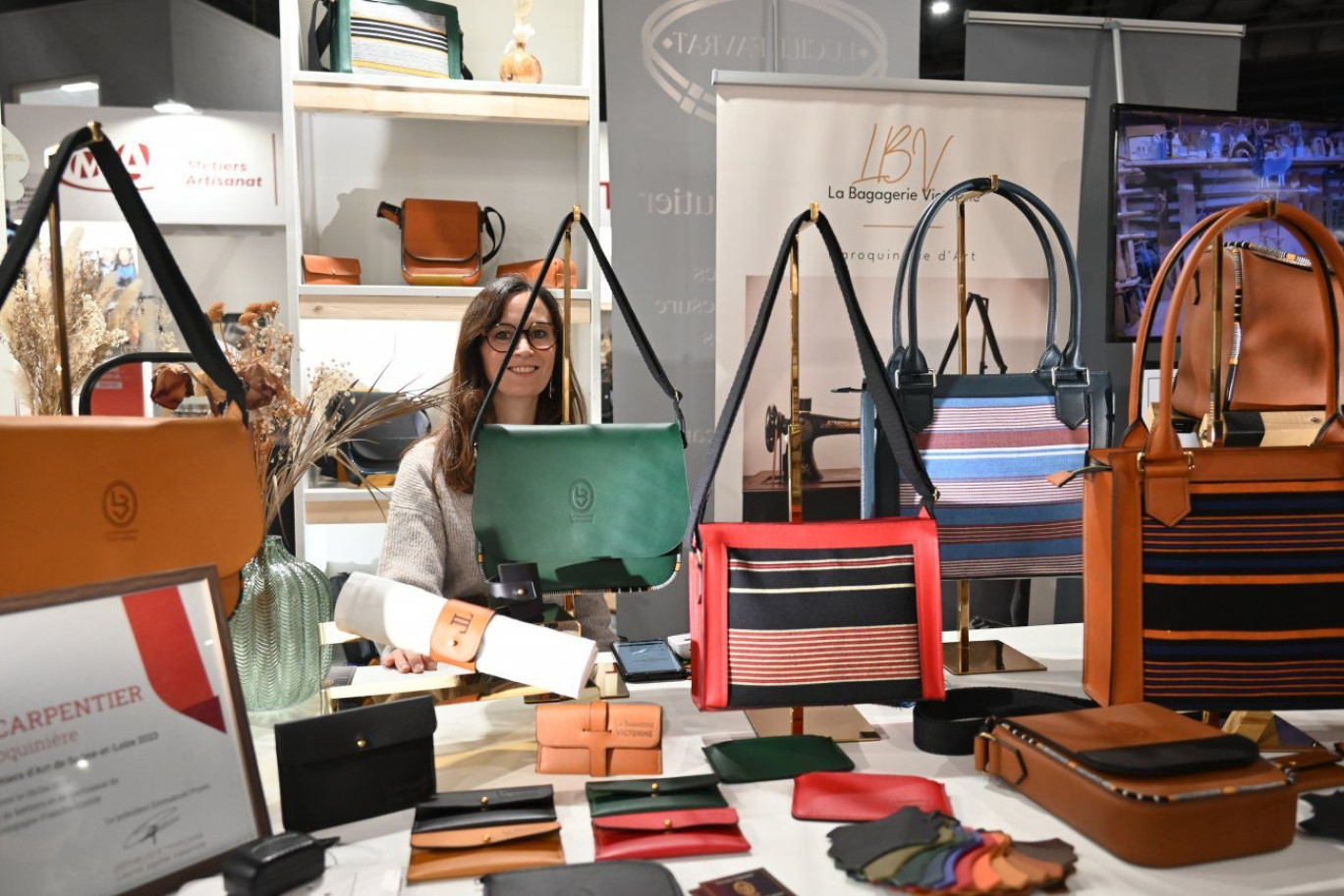 Victorine Carpentier met un point d’honneur à utiliser du cuir sans produit chimique, à se fournir en France pour les éléments de bijouterie ou en Europe, comme en Suisse pour ses fermetures éclairs. © Bagagerie Victorine