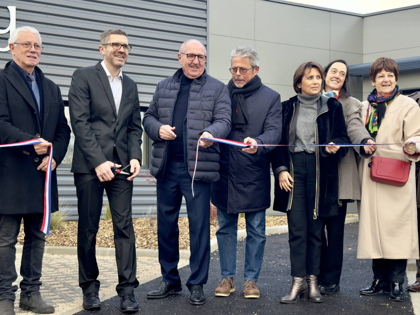 Arnaud Pelletier en chemise blanche inaugure ses nouveaux locaux en compagnie de Dominique Juillot, président du Grand Chalon. © Aletheia Press  / Arnaud Morel 