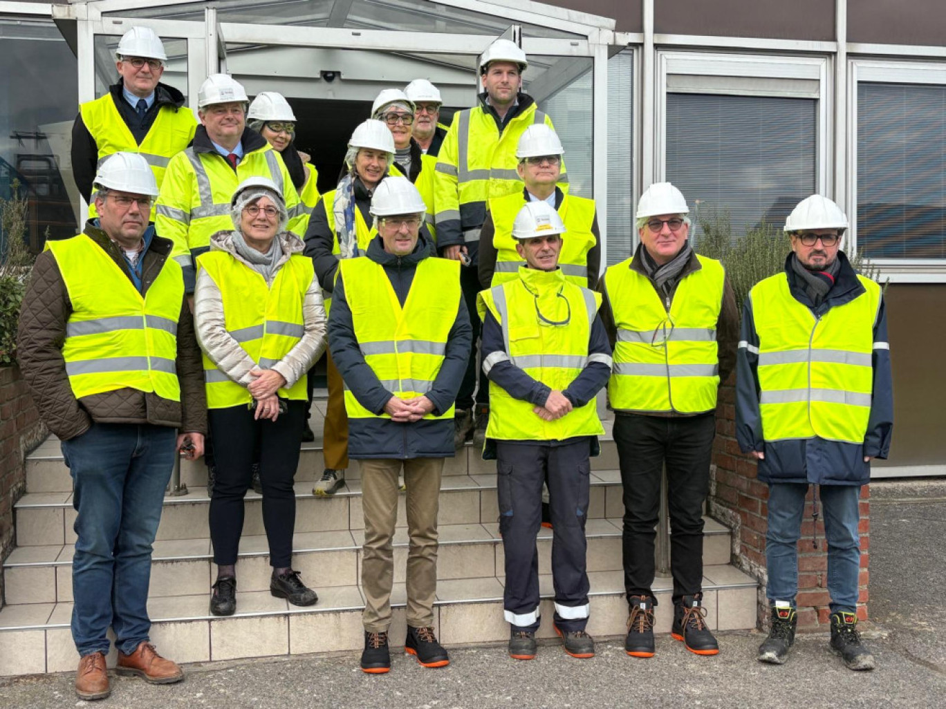 Au centre, Jean-Marie Caillaud, préfet de l'Oise, et à sa gauche, Hugues Maquin, directeur du site Tereos de Chevrières.