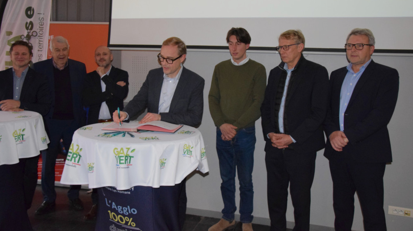 Olivier Gacquerre, président de la Communauté d’Agglomération Béthune-Bruay Artois Lys Romane, et les représentants des partenaires de la charte à savoir GRDF, NATRAN, la Chambre d’Agriculture du Nord–Pas-de-Calais, la dynamique régionale REV3 et le Conseil de développement de l’Agglomération.