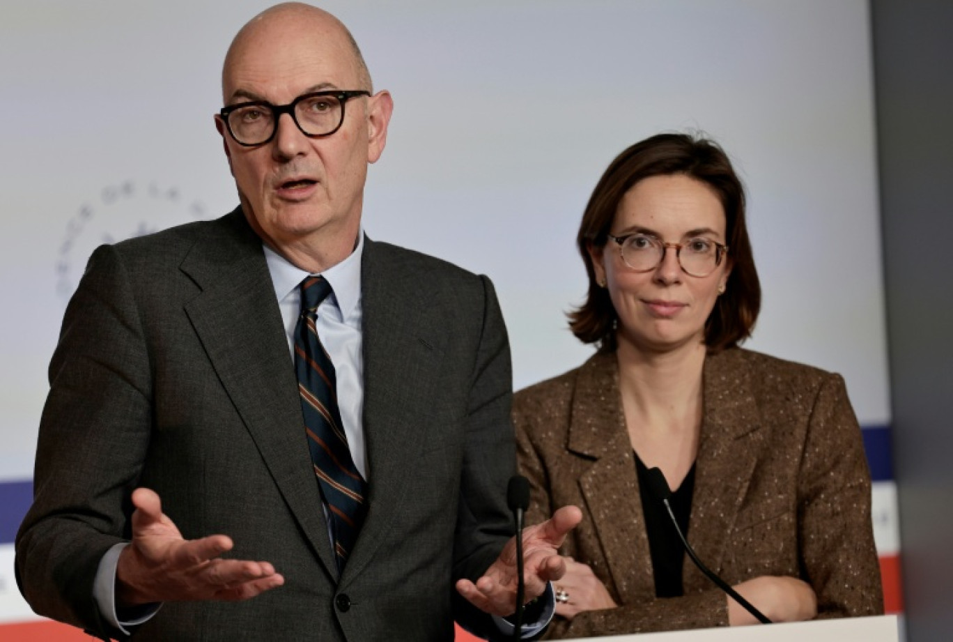 Le ministre de l'Économie Roland Lescure s'adresse aux médias aux côtés de la ministre des Comptes publics Amélie de Montchalin (à droite), après un Conseil des ministres extraordinaire à l'Élysée, le 22 décembre 2025. © STEPHANE DE SAKUTIN