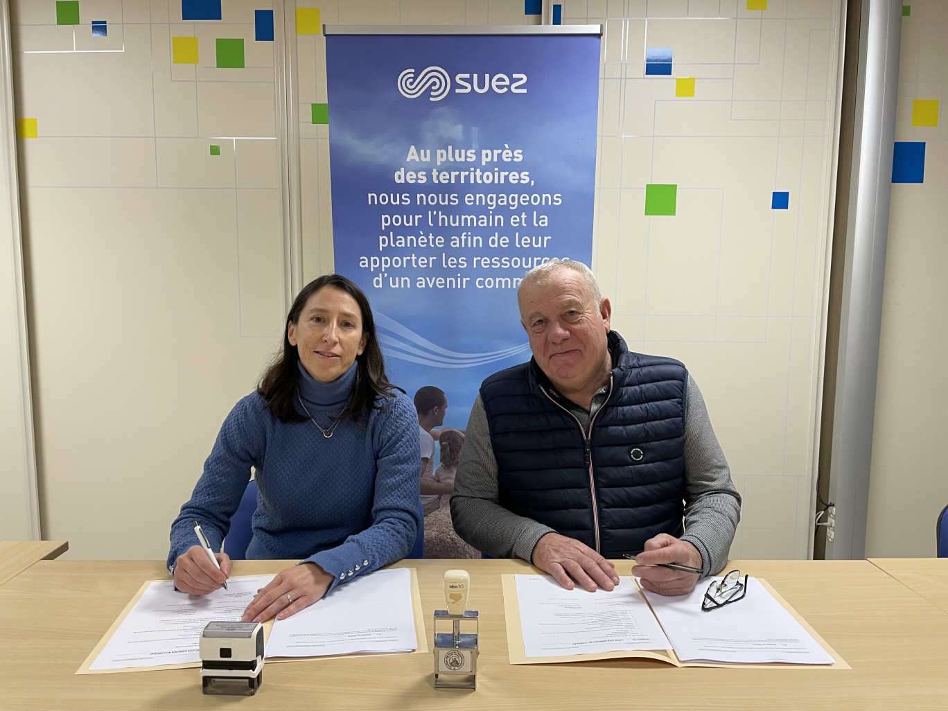 © Suez - Robert BARRAUD, Président du Syndicat Intercommunal à Vocation Multiple à la carte du Mâconnais, et Emilie LE GOFF, Directrice de l'Agence Saône-et-Loire Jura de SUEZ.