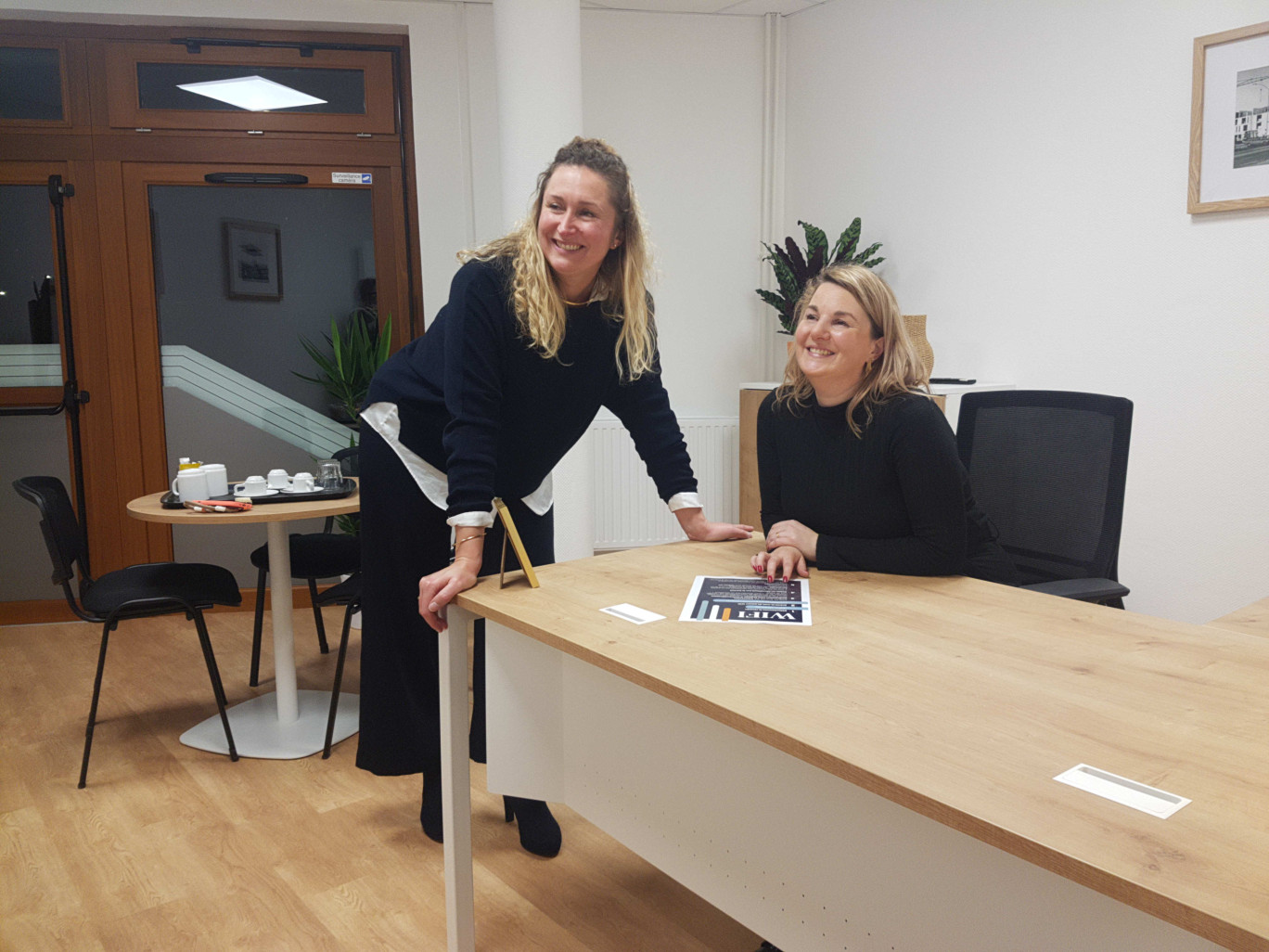 Le lieu, ouvert du lundi au vendredi de 8h à 19h, organisera un événement mensuel sur des thèmes comme l'IA ou l'innovation maritime», expliquent Émilie Dufeutrel (à gauche) et Laurie Barsby (à droite), de l'agence d'attractivité de Boulogne-sur-Mer. (Aletheia Press/ArSt)