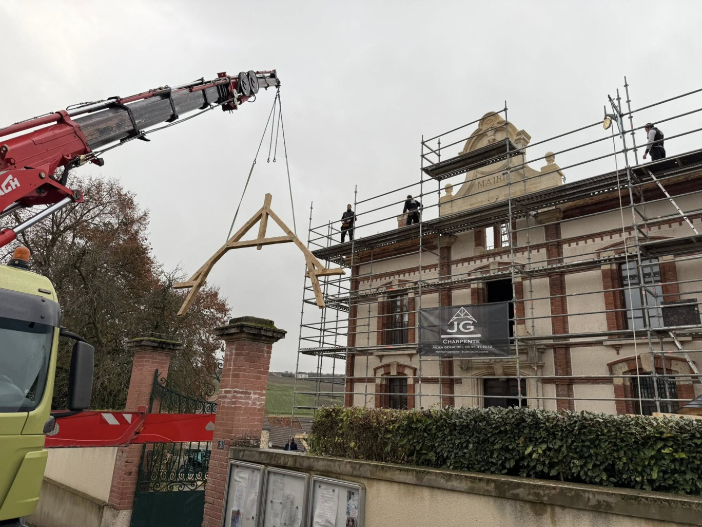 La mairie est en train d'être reconstruite. (c) Julien Geraudel-Charpente