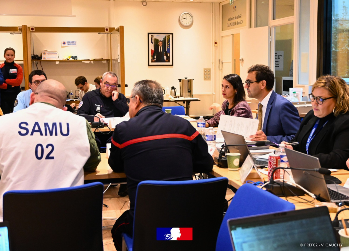 Le centre opérationnel départemental réuni autour de la préfète lors de l'exercice. (c) préfecture de l'Aisne