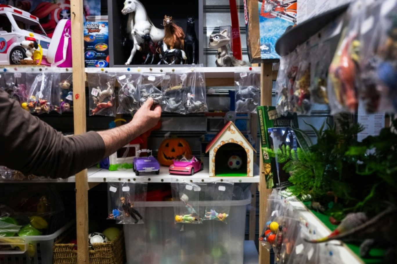 Une employée range des jouets dans La P'tite Boutique, à Chaville, dans les Hauts-de-Seine, le 7 novembre 2025 © Julie SEBADELHA