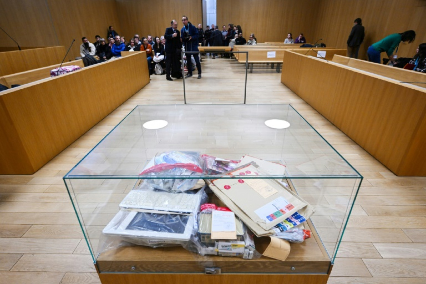 Photo de la salle de la cour d'assises des Landes de Mont-de-Marsan où s'est ouvert le procès d'une mère accusée d'avoir empoisonné ses filles aux médicaments le 24 novembre 2025 © Gaizka IROZ