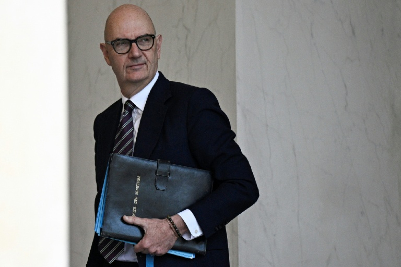 Le ministre l'Économie et des Finances, Roland Lescure, quitte le palais de l'Élysée après le Conseil des ministres hebdomadaire, à Paris, le 2 décembre 2025 © JULIEN DE ROSA
