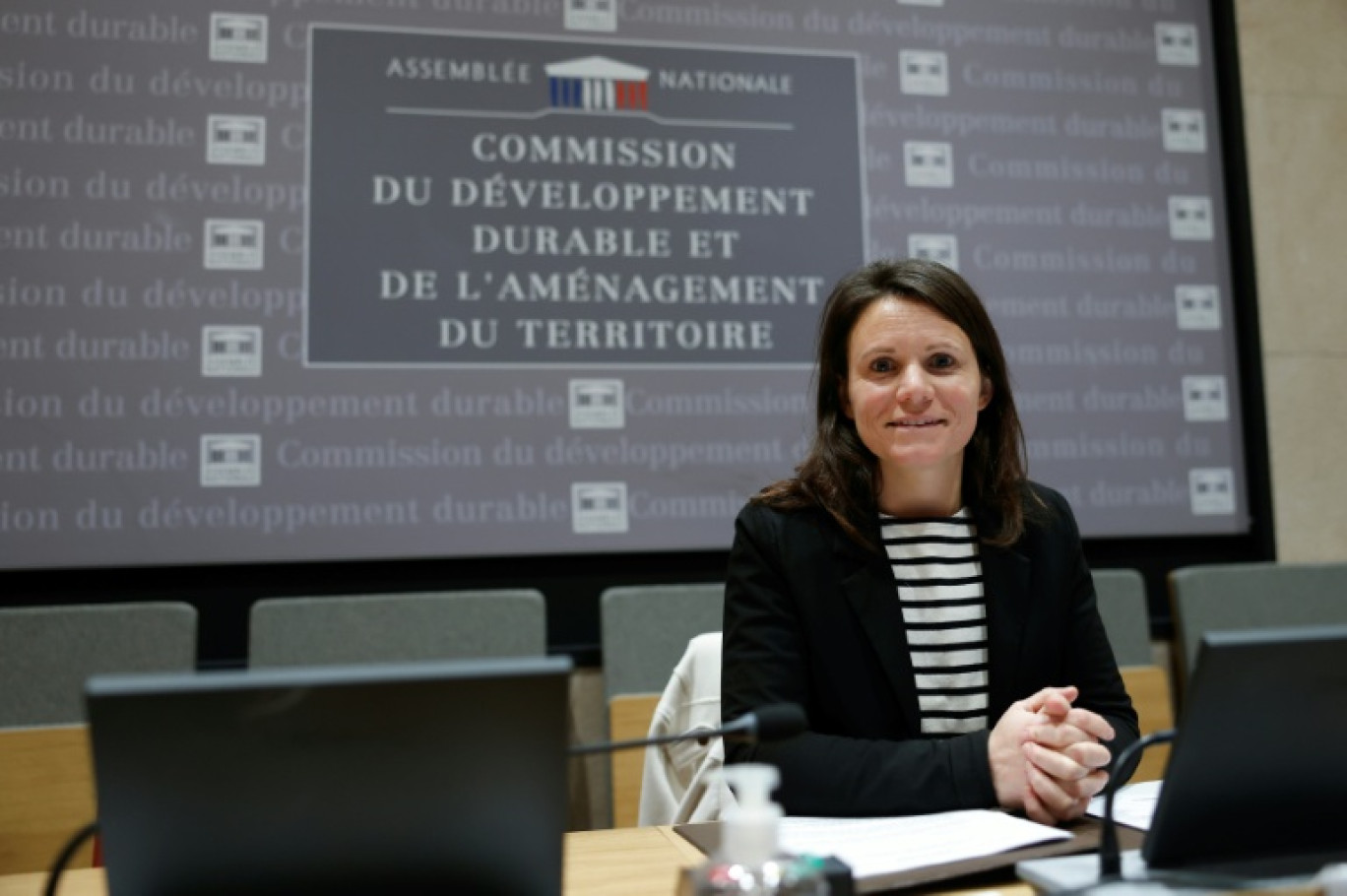 Sandrine Le Feur, présidente de la commission du développement durable de l'Assemblée nationale, avant le début de l'audition de Shein, géant du commerce électronique basé à Singapour, à l'Assemblée nationale à Paris, le 2 décembre 2025 © Ian LANGSDON