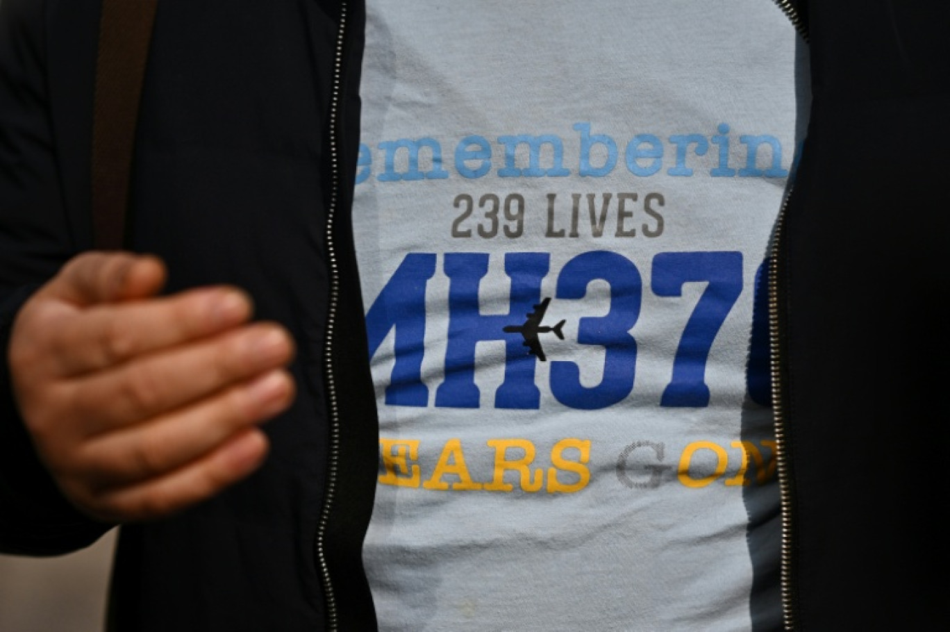 Un proche d'un passager du MH370 disparu porte un t-shirt de commémoration le 8 mars 2025, 11 ans après le drame © Pedro Pardo
