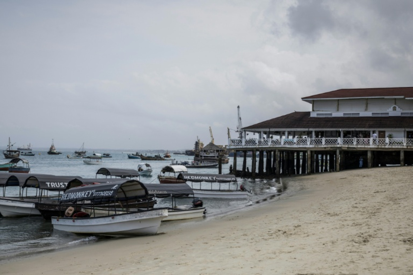 La plage de Stone Town, en Tanzanie, le 24 octobre 2025 © MARCO LONGARI