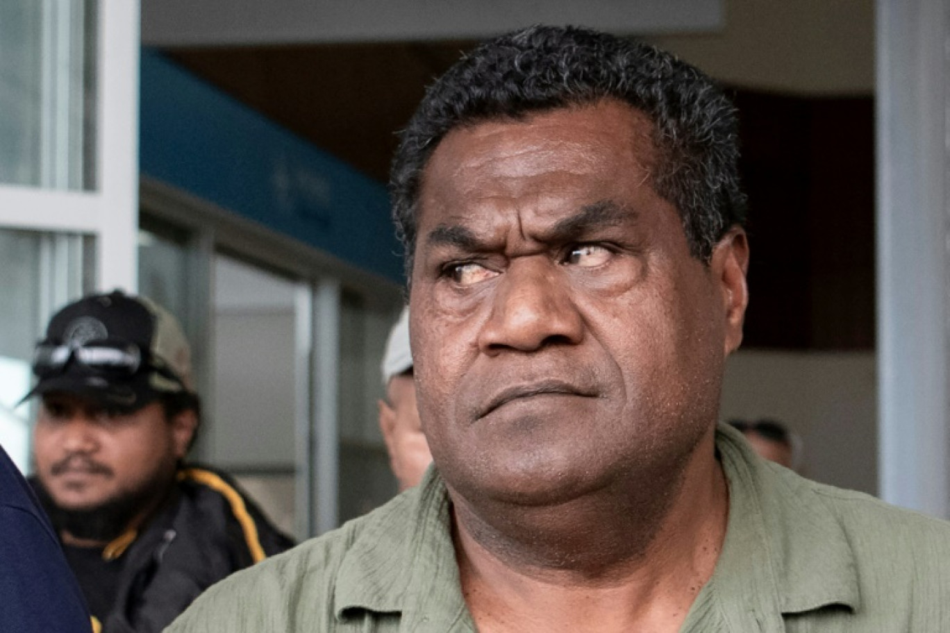 Christian Tein quitte l'aéroport de Nouméa-La Tontouta, le 4 décembre 2025 © Delphine MAYEUR