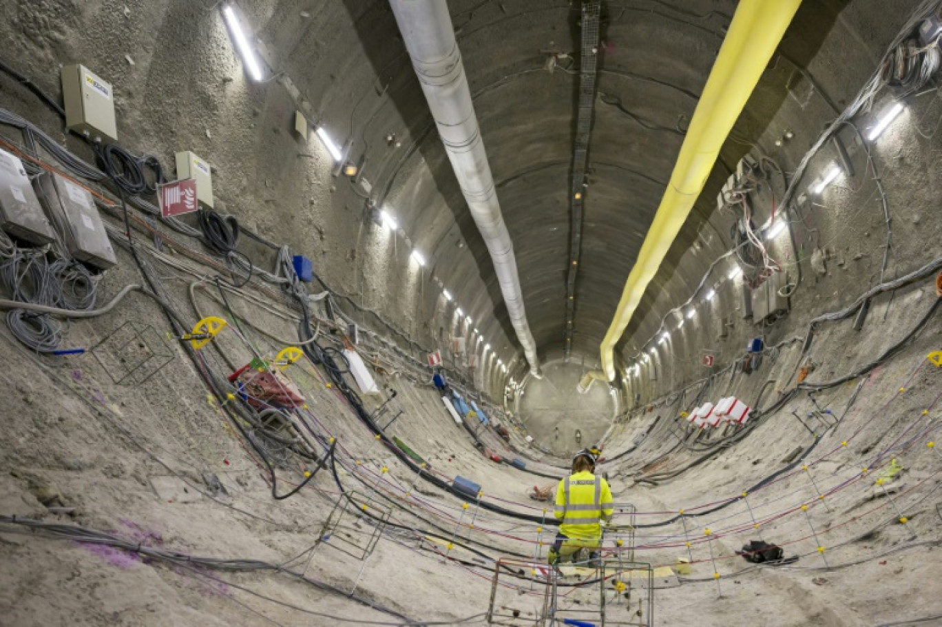 Un ingénieur dans le laboratoire souterrain de recherche du site d'enfouissement de déchets nucléaires Cigeo (Centre Industriel de stockage Géologique), exploité par l'Agence nationale française pour la gestion des déchets radioactifs, Andra, à Bure, dans l'est de la France, le 8 août 2024 © Jean-Christophe VERHAEGEN