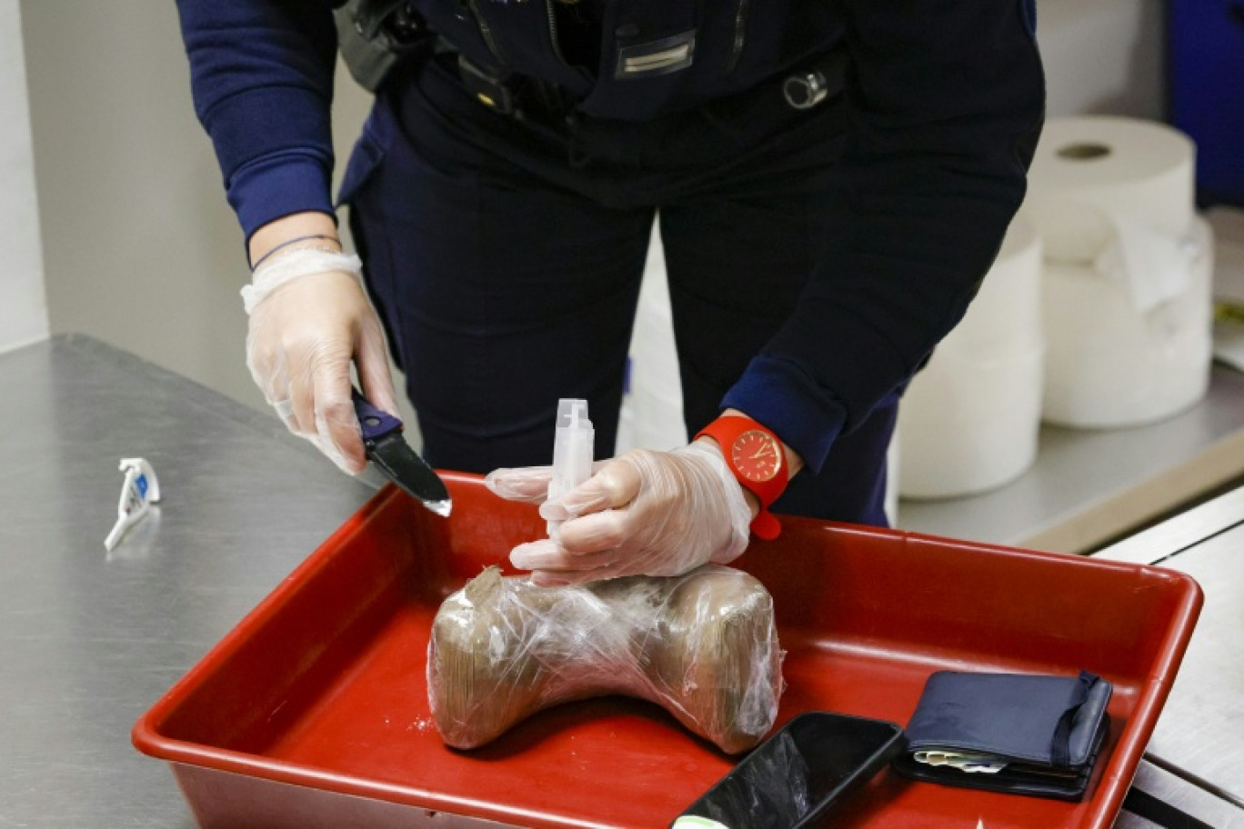 Un douanier contrôle un paquet de cocaïne à l'aéroport d'Orly, au sud de Paris, le 7 novembre 2022 © Geoffroy Van der Hasselt