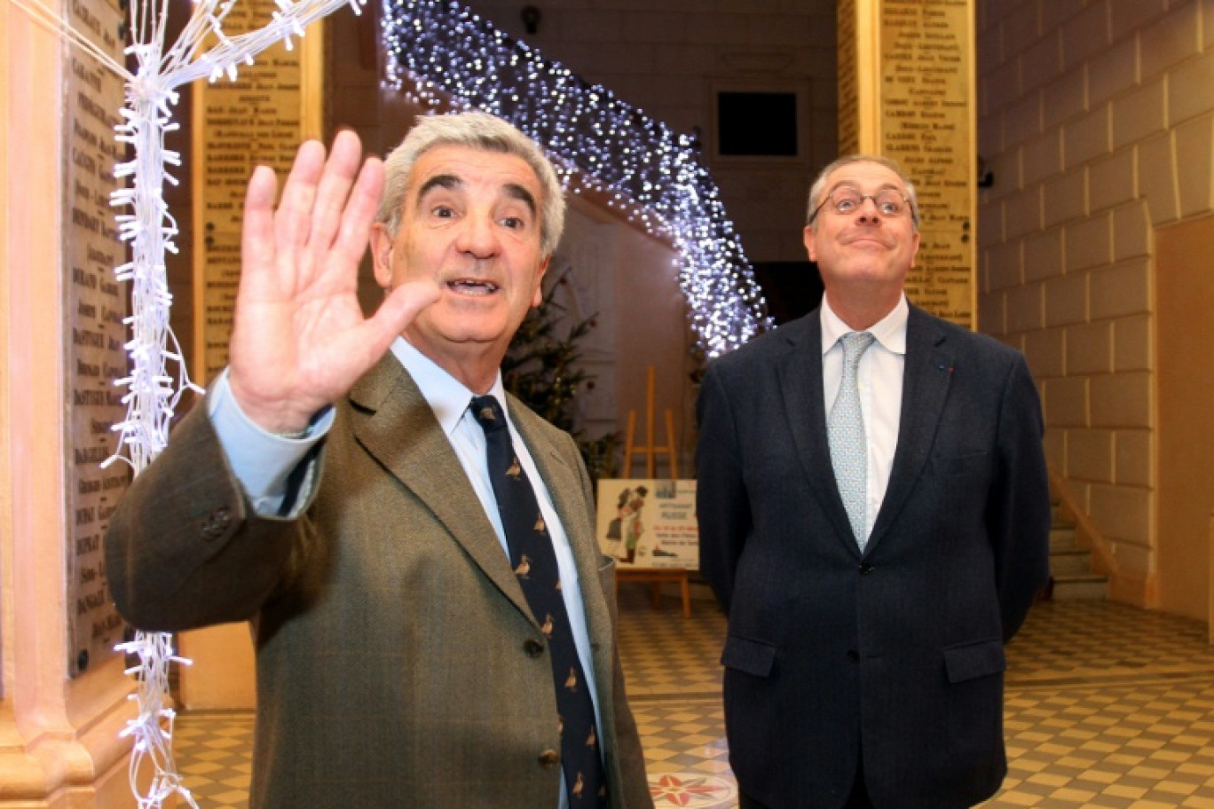 Le maire LR de Tarbes, Gérard Trémège (à gauche), à la mairie de la ville le 18 décembre 2013 © LAURENT DARD