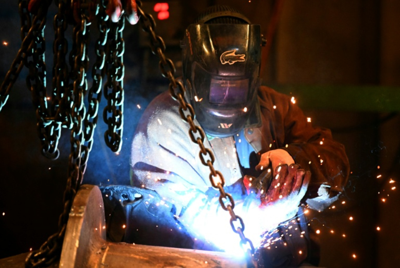 Un ouvrier soude une pièce à la fonderie Hachette et Driout à Saint-Dizier le 3 mars 2025, fonderie rachetée par la société française ACI Groupe en février 2025 © FRANCOIS NASCIMBENI