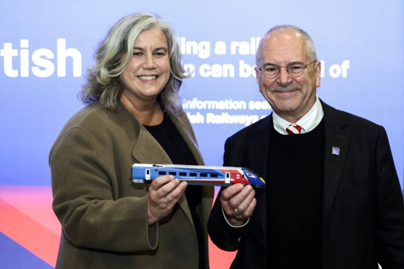 La ministre britannique des Transports, Heidi Alexander (à gauche), pose avec le secrétaire d'État britannique aux Chemins de fer, Peter Hendy, lors du lancement de la marque Great British Railways (GBR), à la gare de London Bridge, dans le centre de Londres, le 9 décembre 2025 © Toby Shepheard
