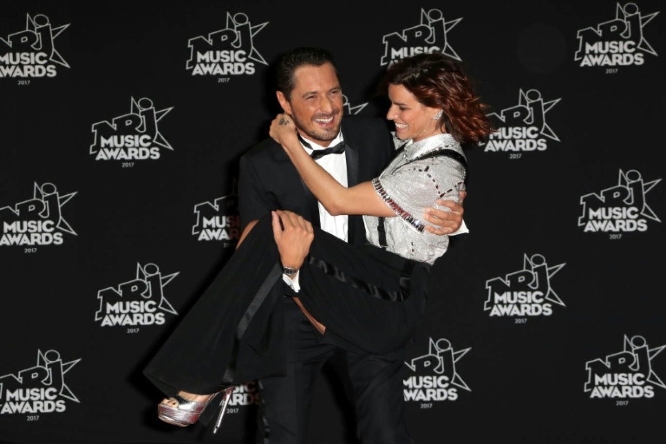 L'animateur Vincent Cerutti et la danseuse et animatrice Fauve Hautot à la cérémonie des NRJ Music Awards à Cannes, le 4 novembre 2017 © Valery HACHE