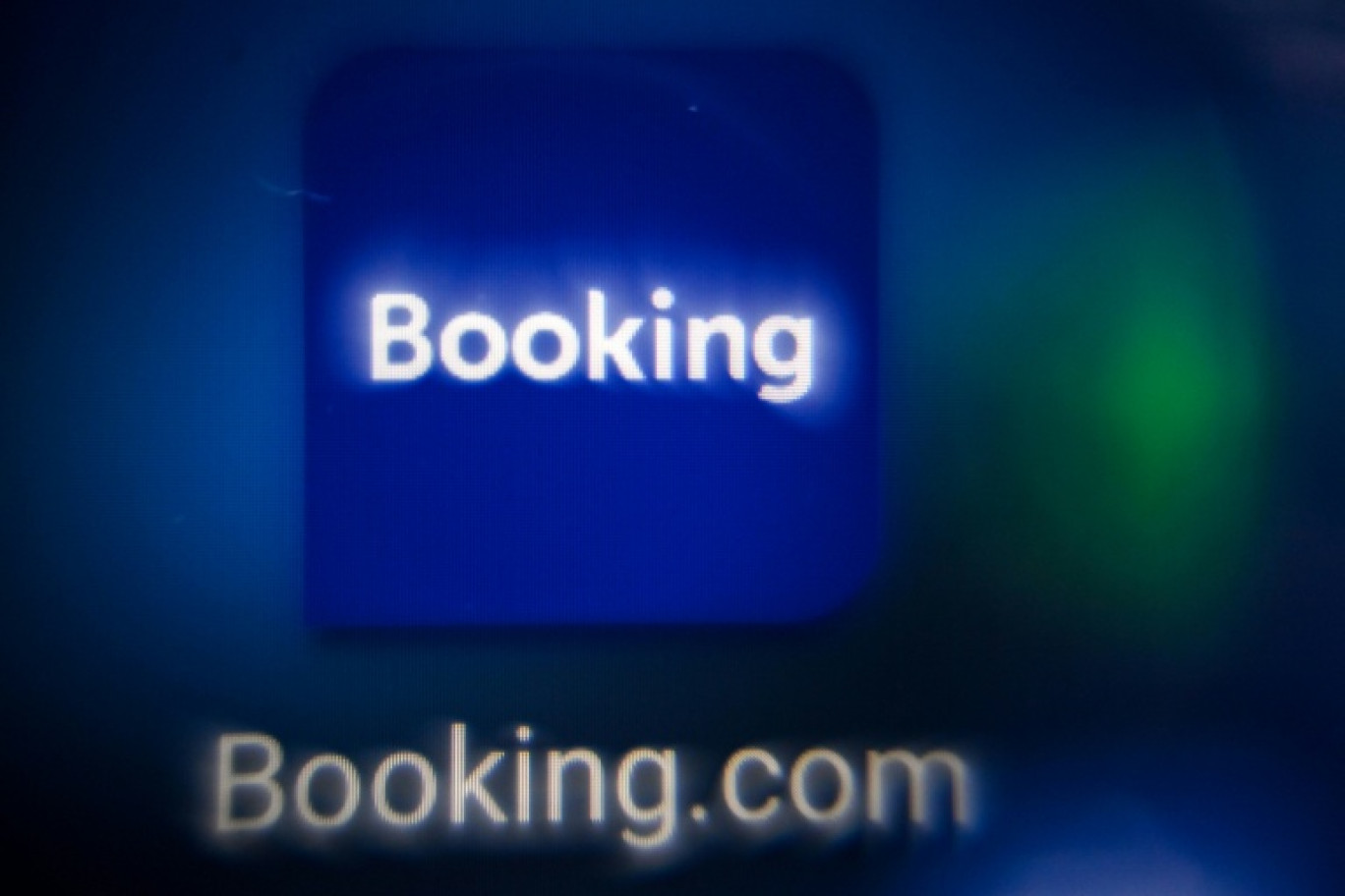 Logo de la plateforme de réservation en ligne Booking.com sur l'écran d'une tablette © Kirill KUDRYAVTSEV
