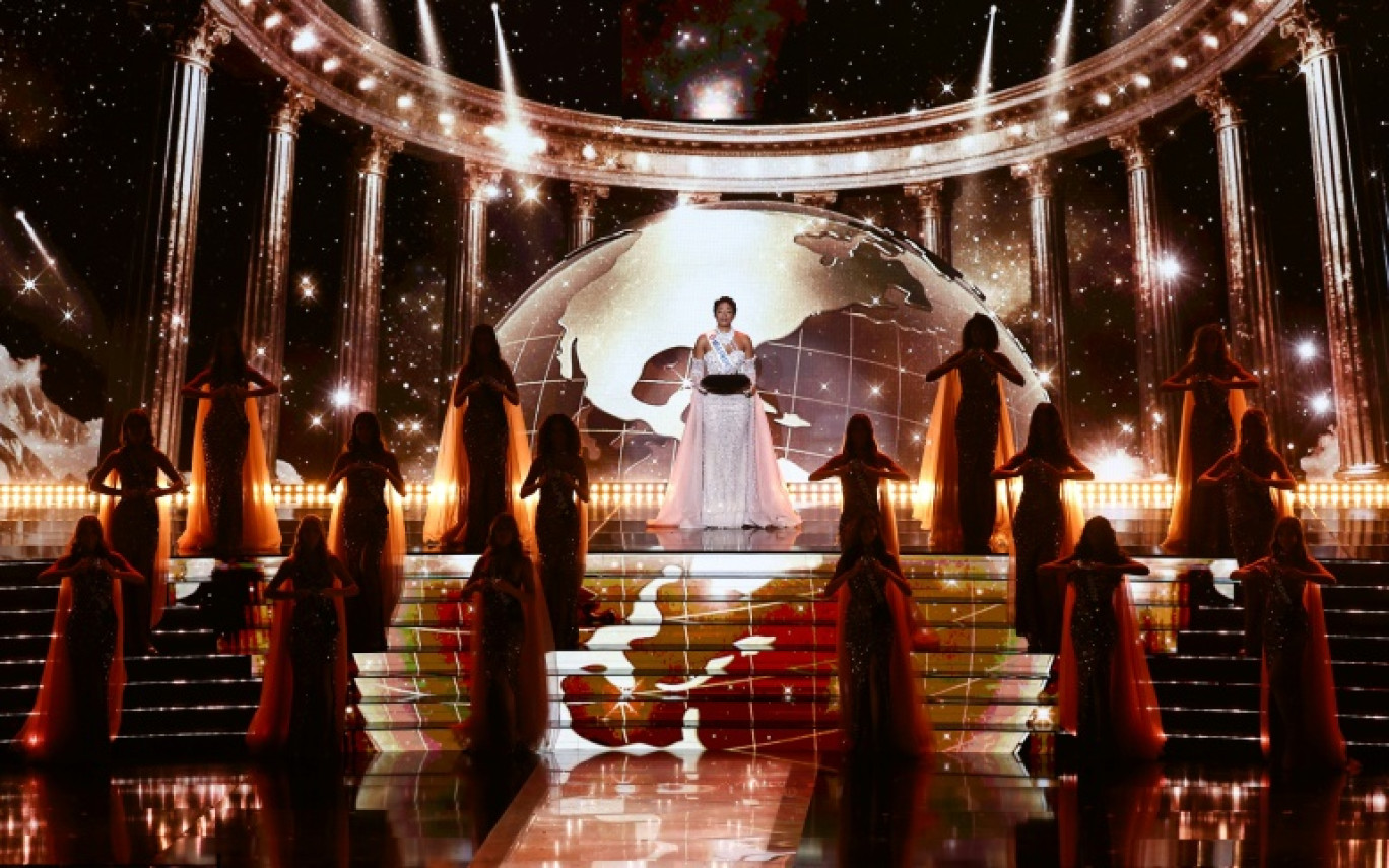 Miss France 2025, Angélique Angarni-Filopon, apporte la couronne de Miss France 2026 sur scène lors de l'élection au Zénith d'Amiens, le 6 décembre 2025 © Sameer AL-DOUMY