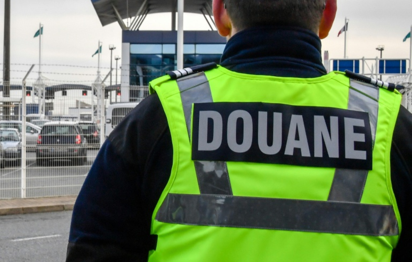 Un officier des douanes à Calais le 18 janvier 2019 © Denis Charlet