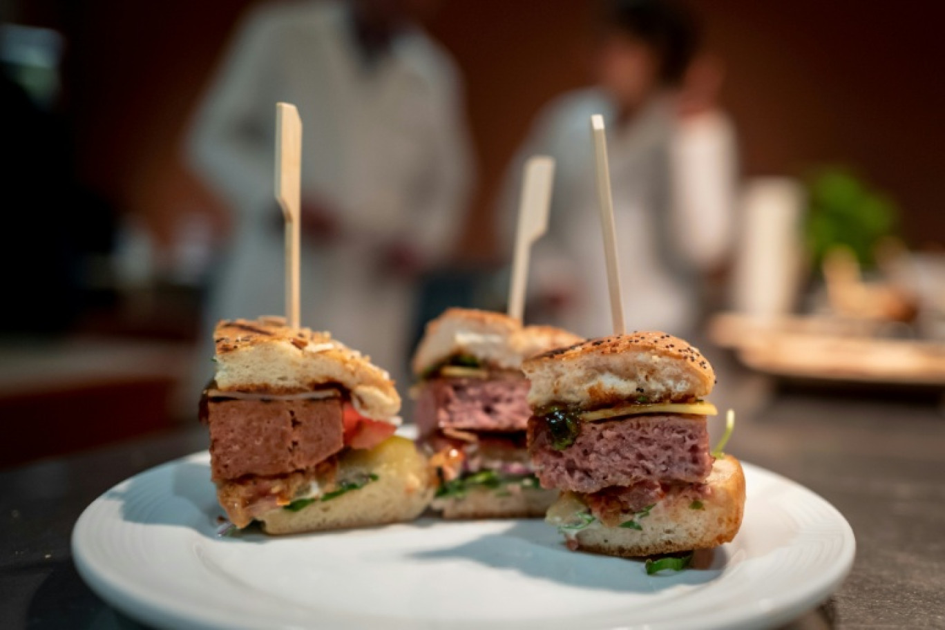 L'UE va-t-elle sauver la peau du "burger végétarien" et des "saucisses végétales" ? Les Etats membres et les eurodéputés doivent négocier mercredi sur l'avenir de ces dénominations contestées par les éleveurs © Fabrice COFFRINI