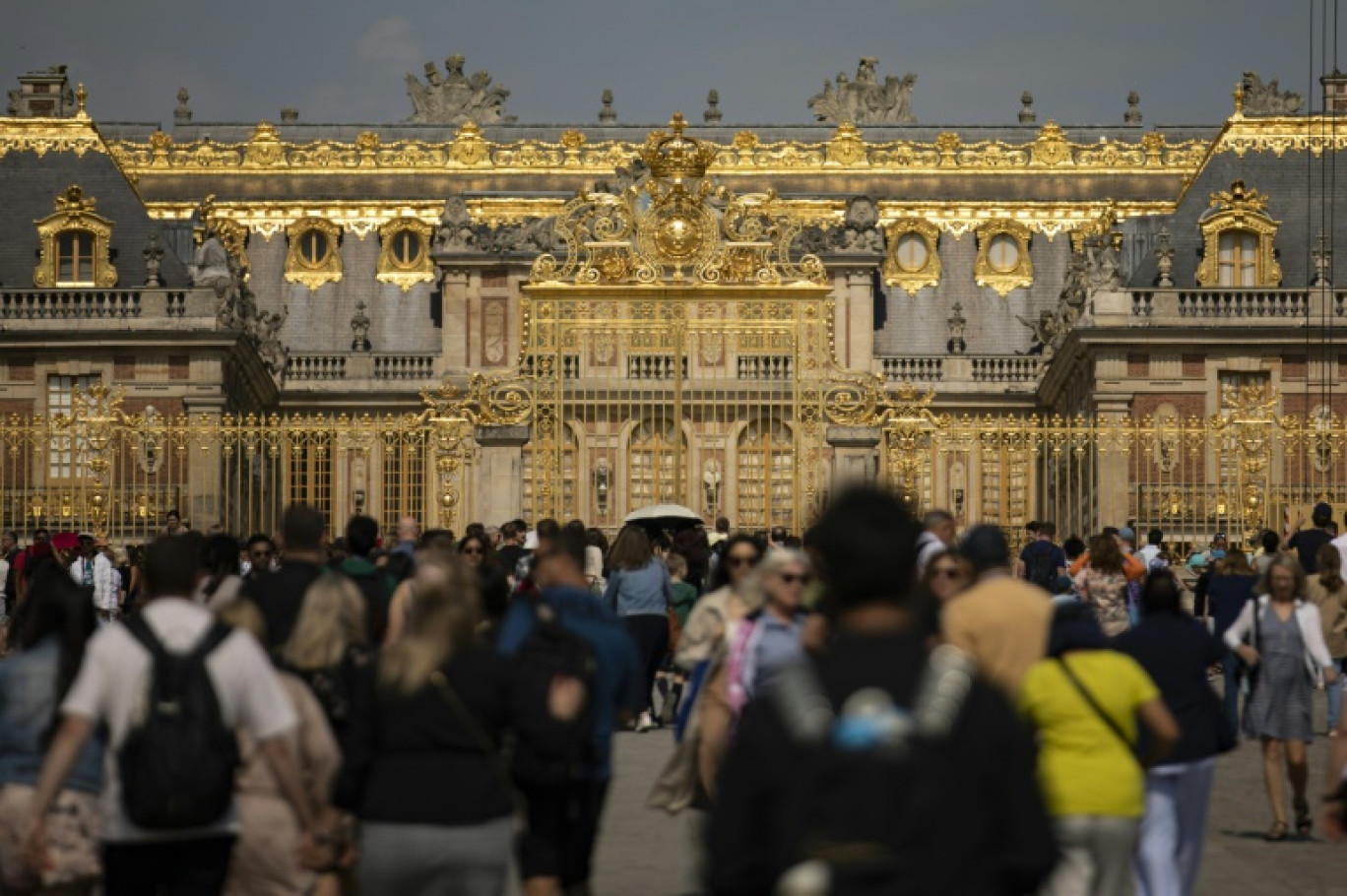 Devant le Château de Versailles le 7 juin 2023 © Ian LANGSDON