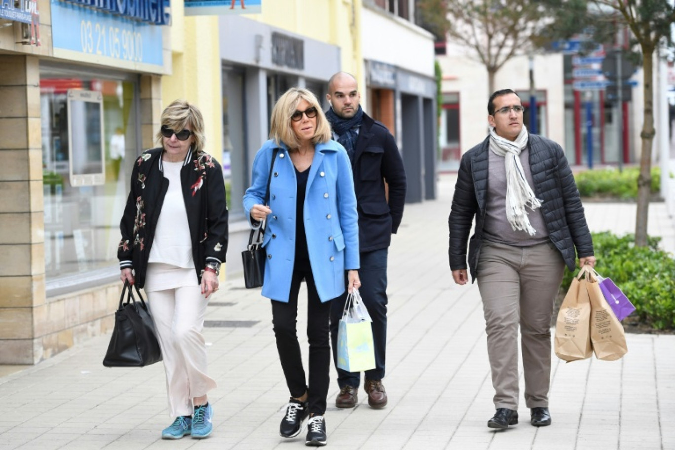 Michèle dite "Mimi" Marchand (à gauche) et Brigitte Macron au Touquet le 22 avril 2017 © Eric Feferberg