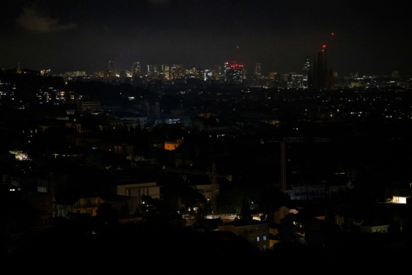 La ville de Barcelone, en Espagne, en partie plongée dans le noir dans la soirée du 28 avril 2025 © Josep LAGO